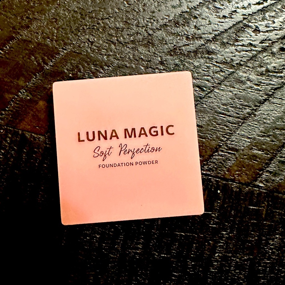 Luna Magic Foundation Powder